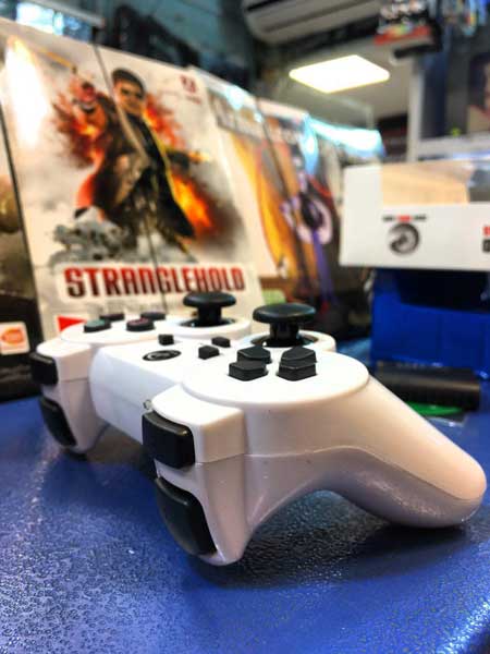 طراحی راحت گیم پد بیسیم شوکدار 5 کاره سفید XP-MX211